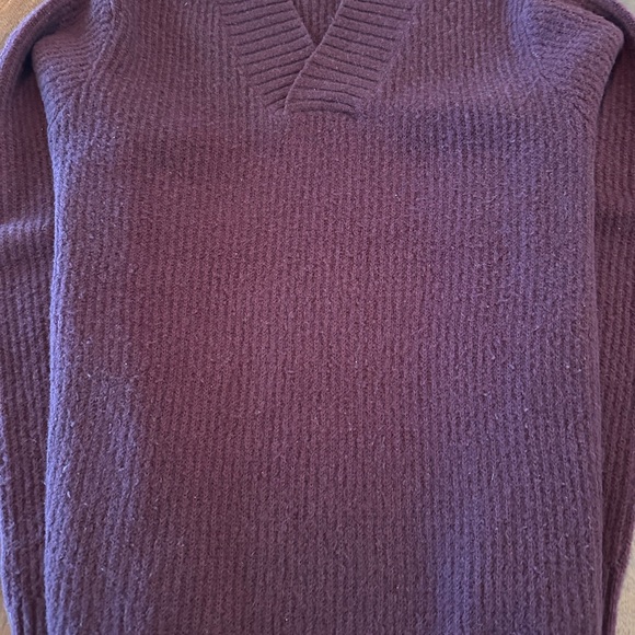 🍂EUC Gap V-Neck Sweater🍂 - Picture 5 of 5